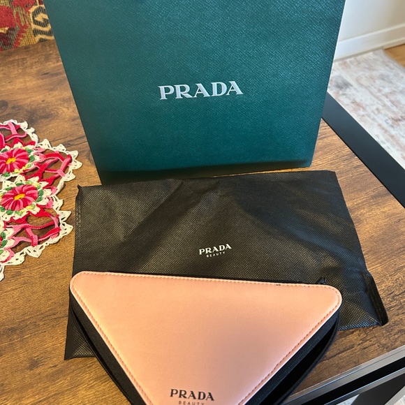 Prada makeup bag - Picture 3 of 3
